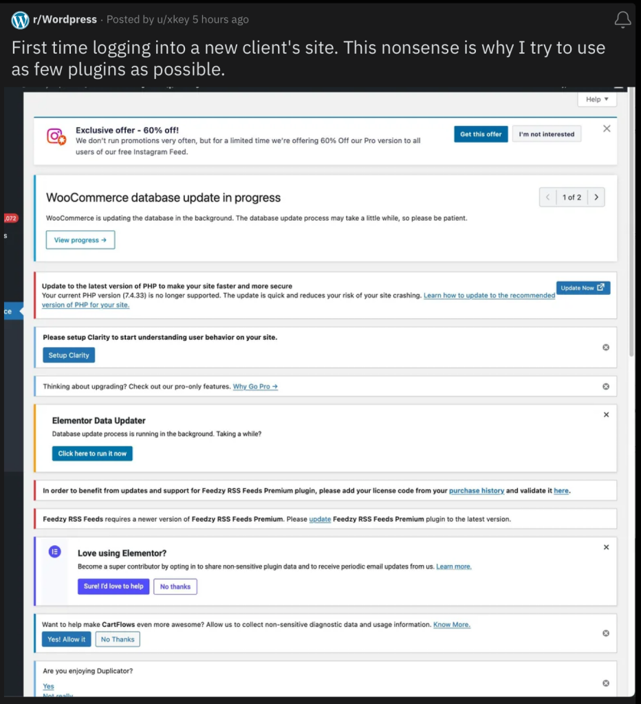 一张来自 Reddit 的截图，用户说：“第一次登录新客户的网站。这种无稽之谈就是我尽可能少用插件的原因。” 下面他们提供了一张 WordPress 仪表盘的截图，其中包含许多横幅（可以看到 11 个），其中许多是推广性质的。